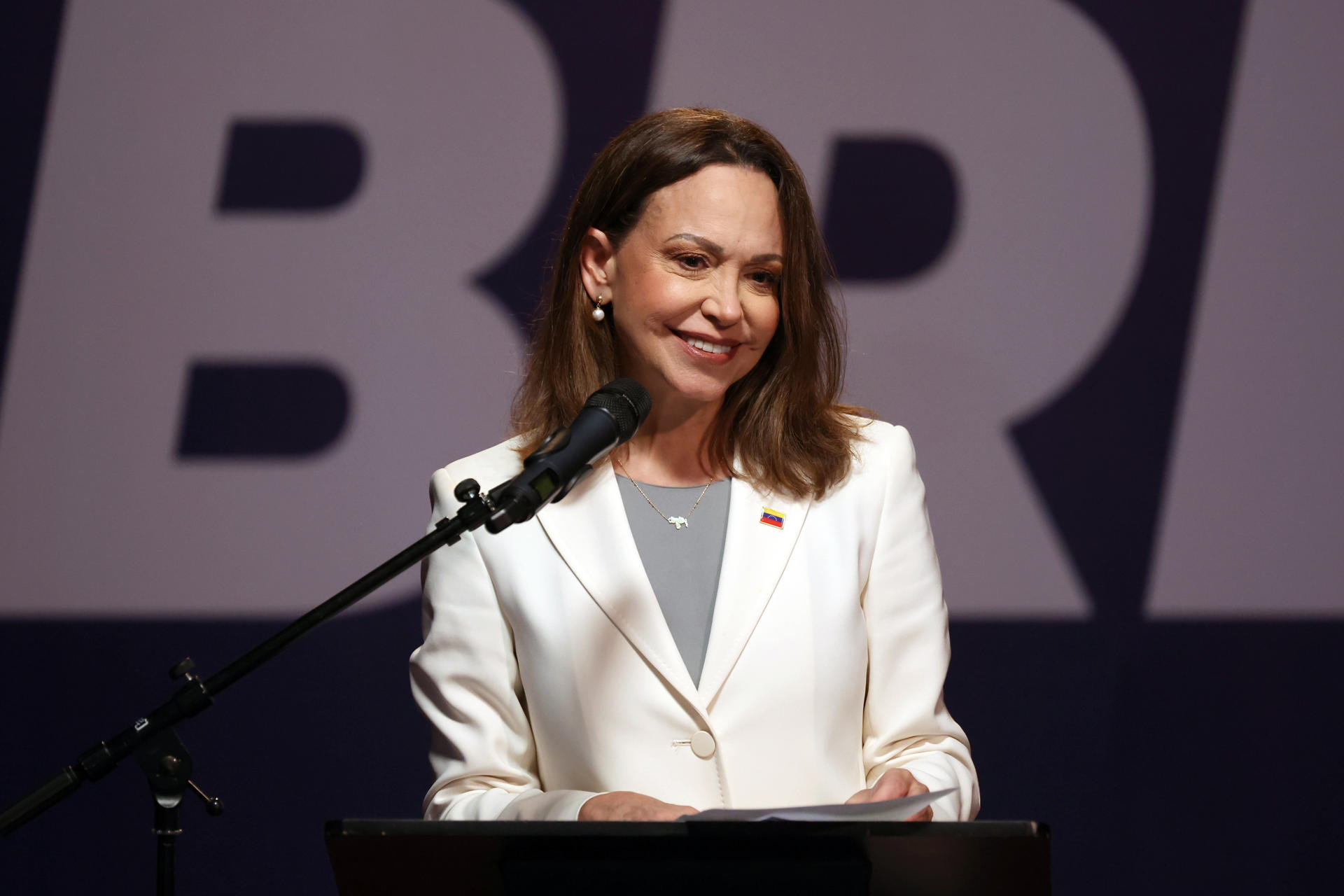 La líder opositora María Corina Machado, habla en una rueda de prensa en la Universidad Católica Andrés Bello este jueves, en Caracas (Venezuela). Machado, aseguró en su primera rueda de prensa ofrecida tras su regreso a Venezuela que se encuentra en el país "para darlo todo" por su país. EFE/ Miguel Gutiérrez