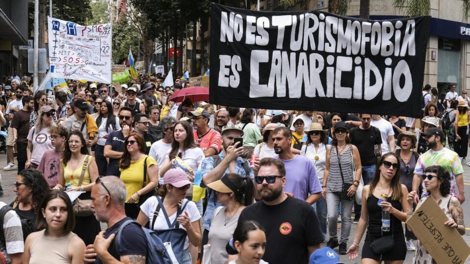 Manifestación contra el modelo de turismo masivo en Santa Cruz de Tenerife. | Imagen: Alberto Valdés / EFE