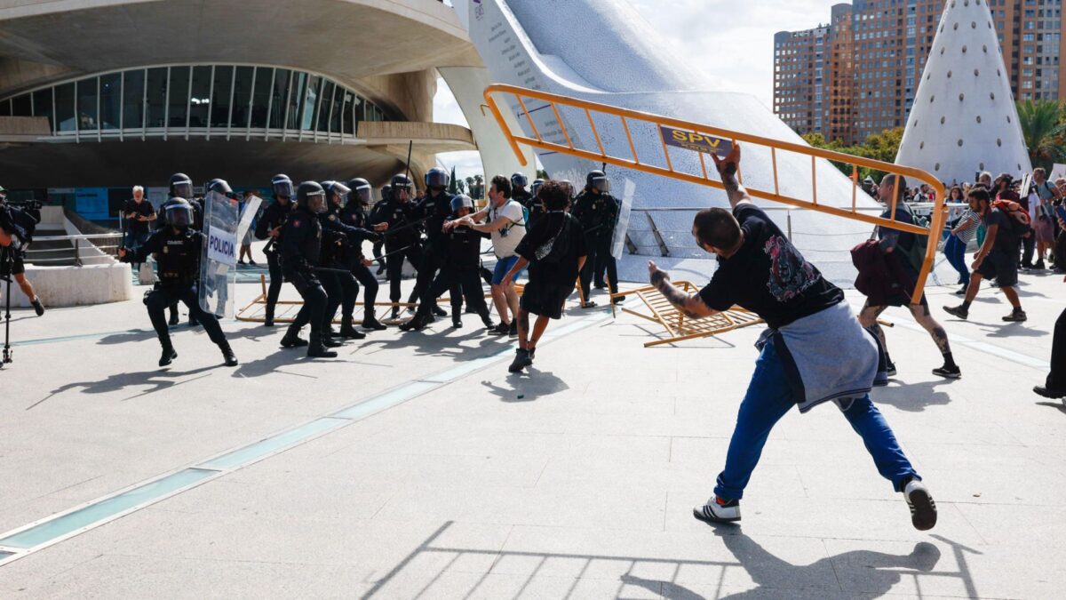Altercados entre los agentes antidisturbios y asistentes a la manifestación por la vivienda en Valencia.