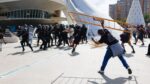 Tensión en la manifestación por la vivienda en Valencia: varios manifestantes se enfrentan a la Policía al acceder al Palacio de las Artes