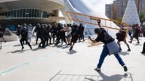 Tensión en la manifestación por la vivienda en Valencia: varios manifestantes se enfrentan a la Policía al acceder al Palacio de las Artes