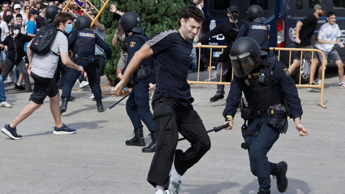 Enfrentamientos entre agentes antidisturbios y manifestantes durante la movilización por la vivienda en Valencia.