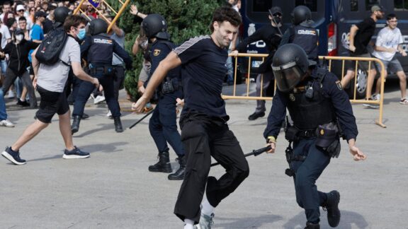 Enfrentamientos entre agentes antidisturbios y manifestantes durante la movilización por la vivienda en Valencia.