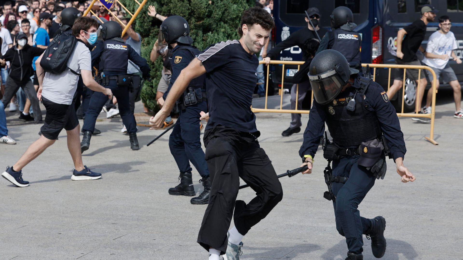 Enfrentamientos entre agentes antidisturbios y manifestantes durante la movilización por la vivienda en Valencia.