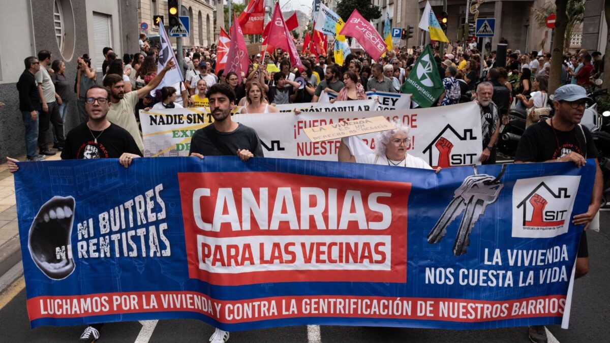 Varias personas en la manifestación por la vivienda en Tenerife.
