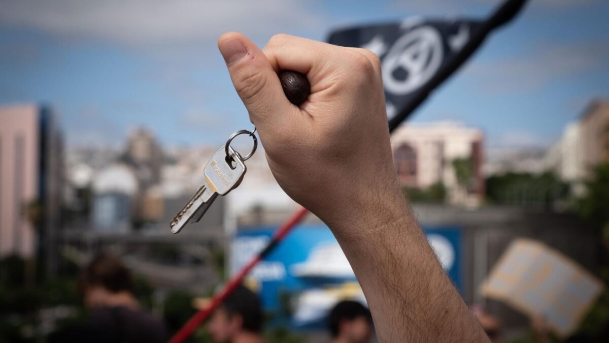 La mano de una persona en la manifestación por la vivienda en Tenerife.