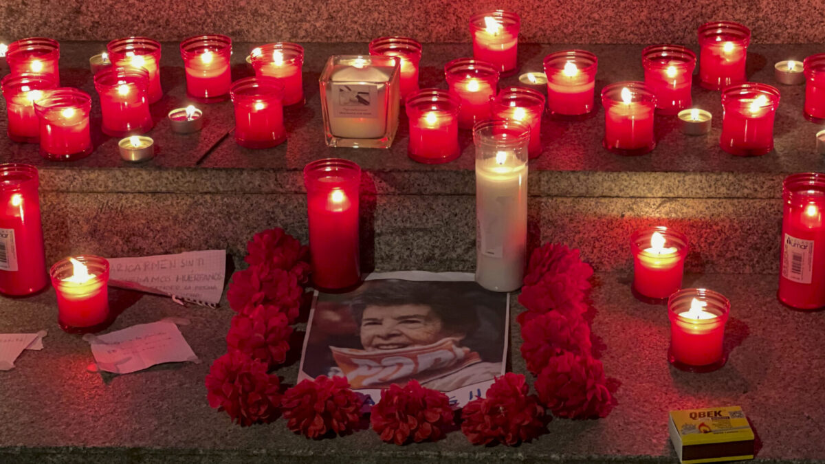 SEVILLA, 07/10/2026.- Velas que han sido colocadas en la céntrica plaza de Las Setas de La Encarnación, este miércoles en Sevilla, en recuerdo de Maricarmen, en el mismo emplazamiento en el que se mantiene una acampada de protesta por la situación de la vivienda. EFE/Roberto Ruiz Oliva