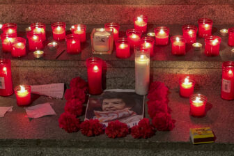 SEVILLA, 07/10/2026.- Velas que han sido colocadas en la céntrica plaza de Las Setas de La Encarnación, este miércoles en Sevilla, en recuerdo de Maricarmen, en el mismo emplazamiento en el que se mantiene una acampada de protesta por la situación de la vivienda. EFE/Roberto Ruiz Oliva