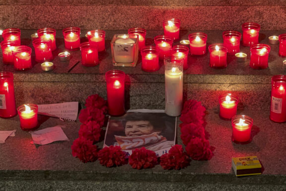 SEVILLA, 07/10/2026.- Velas que han sido colocadas en la céntrica plaza de Las Setas de La Encarnación, este miércoles en Sevilla, en recuerdo de Maricarmen, en el mismo emplazamiento en el que se mantiene una acampada de protesta por la situación de la vivienda. EFE/Roberto Ruiz Oliva