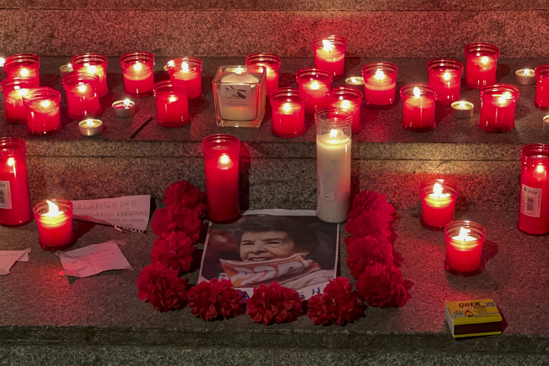 SEVILLA, 07/10/2026.- Velas que han sido colocadas en la céntrica plaza de Las Setas de La Encarnación, este miércoles en Sevilla, en recuerdo de Maricarmen, en el mismo emplazamiento en el que se mantiene una acampada de protesta por la situación de la vivienda. EFE/Roberto Ruiz Oliva