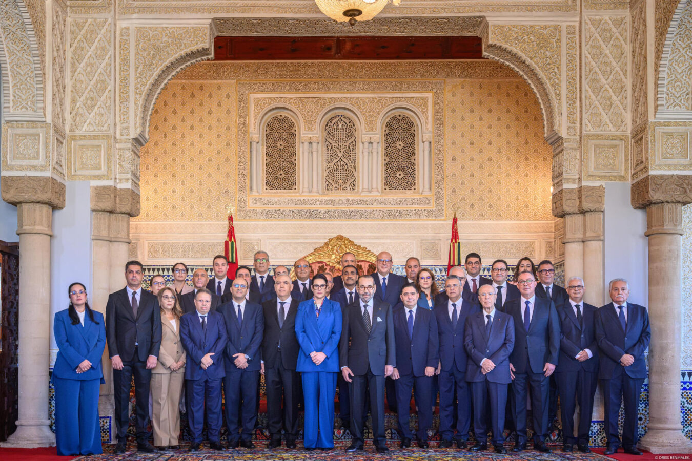 Fatima Ezzahra El Mansouri, la primera mujer al frente de un Gobierno en Marruecos, ha formado un equipo de 20 ministros -de ellos solo dos mujeres- que combina la continuidad en carteras estratégicas como Interior y Exteriores con la renovación nuevos rostros de perfil político, así como el nombramiento del presidente de la federación de fútbol, Fouzi Lekjaa, al frente del Ministerio de Economía. El Gobierno, que tomó posesión en el Palacio Real de Rabat en presencia del rey Mohamed VI, estará completo por 11 ministros delegados (similares a viceministros), entre ellos cuatro mujeres, según un comunicado del Gabinete Real publicado por la agencia de noticias marroquí MAP.- EFE/ Driss Benmalek ***SOLO USO EDITORIAL/SOLO DISPONIBLE PARA ILUSTRAR LA NOTICIA QUE ACOMPAÑA (CRÉDITO OBLIGATORIO)***