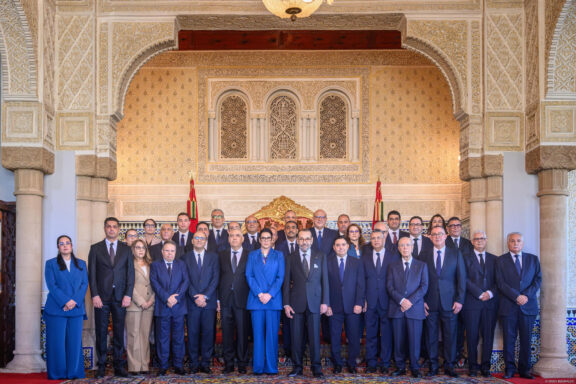 Fatima Ezzahra El Mansouri, la primera mujer al frente de un Gobierno en Marruecos, ha formado un equipo de 20 ministros -de ellos solo dos mujeres- que combina la continuidad en carteras estratégicas como Interior y Exteriores con la renovación nuevos rostros de perfil político, así como el nombramiento del presidente de la federación de fútbol, Fouzi Lekjaa, al frente del Ministerio de Economía. El Gobierno, que tomó posesión en el Palacio Real de Rabat en presencia del rey Mohamed VI, estará completo por 11 ministros delegados (similares a viceministros), entre ellos cuatro mujeres, según un comunicado del Gabinete Real publicado por la agencia de noticias marroquí MAP.- EFE/ Driss Benmalek ***SOLO USO EDITORIAL/SOLO DISPONIBLE PARA ILUSTRAR LA NOTICIA QUE ACOMPAÑA (CRÉDITO OBLIGATORIO)***