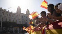 Miles de melillenses dan una calurosa bienvenida a los Reyes: “Que viva España”