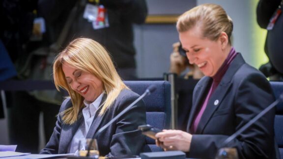Brussels (Belgium), 22/01/2026.- Italian Prime Minister Giorgia Meloni (L) and Danish Prime Minister Mette Frederiksen (R) during an informal meeting of the members of the European Council in Brussels, Belgium, 22 January 2026. EU leaders are holding an emergency informal summit to address an escalation in transatlantic tensions regarding Greenland and new US trade threats. (Bélgica, Groenlandia, Bruselas) EFE/EPA/OLIVIER HOSLET