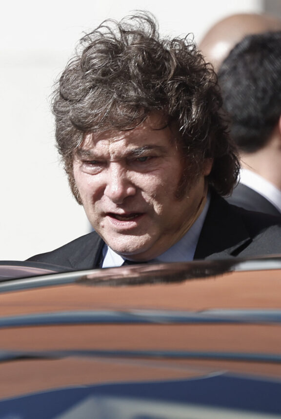 MADRID, 21/10/2026.- El presidente de Argentina, Javier Milei, a su llegada a la Universidad Rey Juan Carlos (URJC) de Madrid este miércoles, donde participará en la presentación del Máster Universitario en Economía de la Escuela Austríaca. EFE/ Sergio Perez