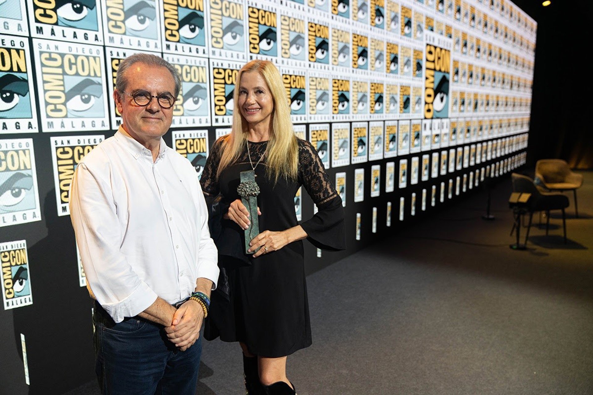 El director del Festival de Málaga, Juan Antonio Vigar, entrega una Biznaga de Honor a la actriz Mira Sorvino en el marco de la San Diego Comic Con Málaga