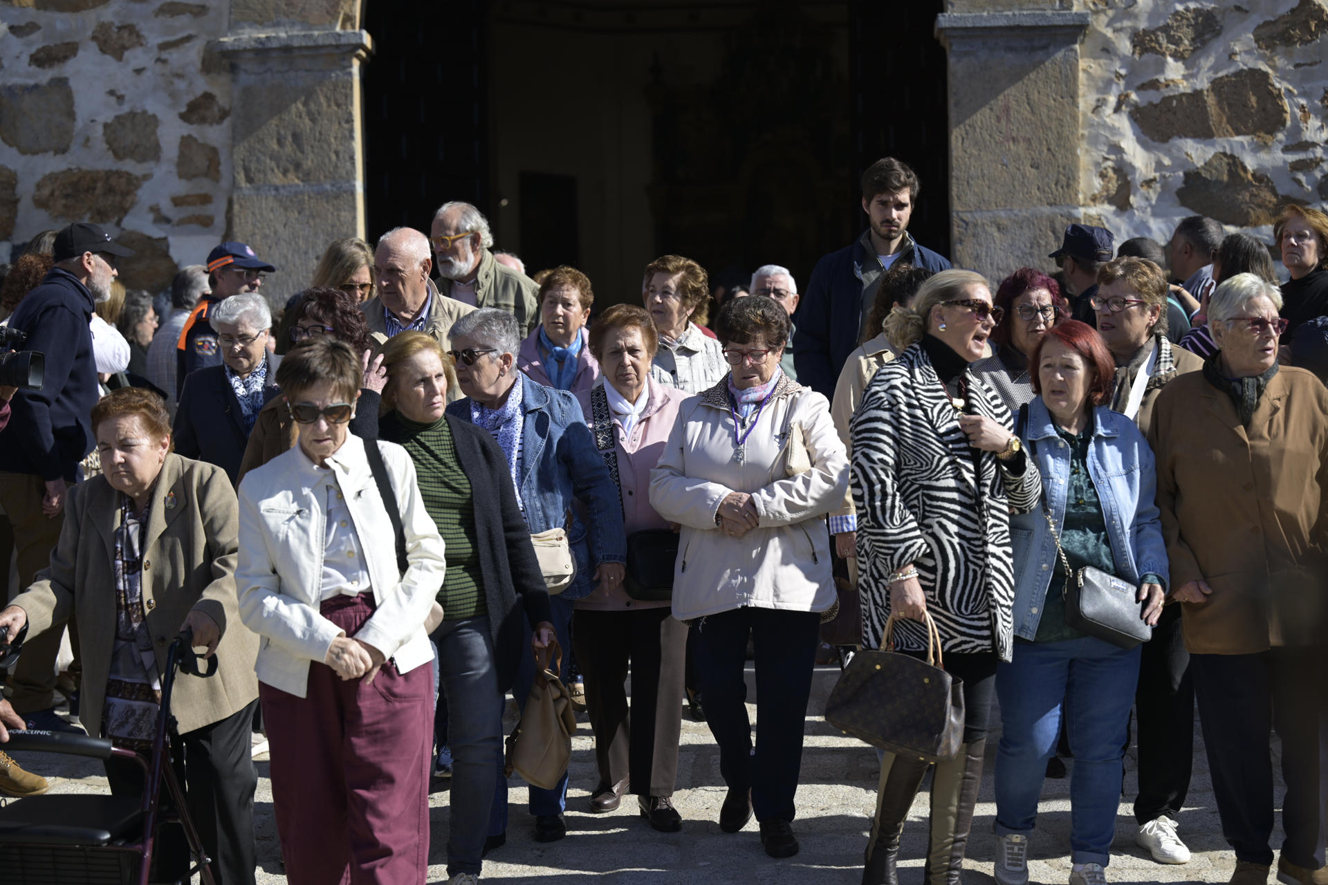 URDA (TOLEDO), 31/10/2026.- Vecinos de Urda (Toledo) asisten a la misa funeral en recuerdo de las víctimas del accidente ferroviario del pasado miércoles en Urda (Toledo), que preside el arzobispo de Toledo, Francisco Cerro, hoy sábado en la iglesia parroquial San Juan Bautista de Urda (Toledo). EFE/Jesús Monroy
