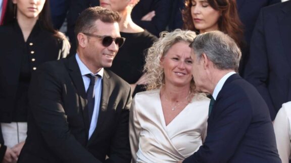 El presidente del PP, Alberto Núñez Feijóo, saluda a la portavoz del PSOE, Montse Mínguez, y a su pareja