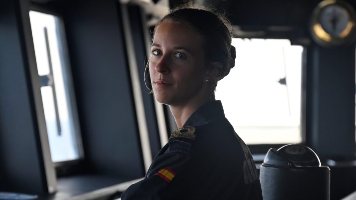 Una militar de la Armada española durante sus labores a bordo en el marco del despliegue de las fragatas Navarra y Cristóbal Colón