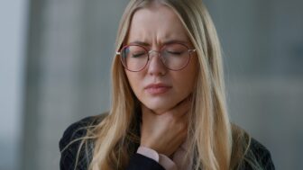 Mujer que sufre dolor de garganta.