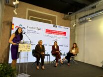 Carmen S. Macías con las ponentes de la tercera mesa
