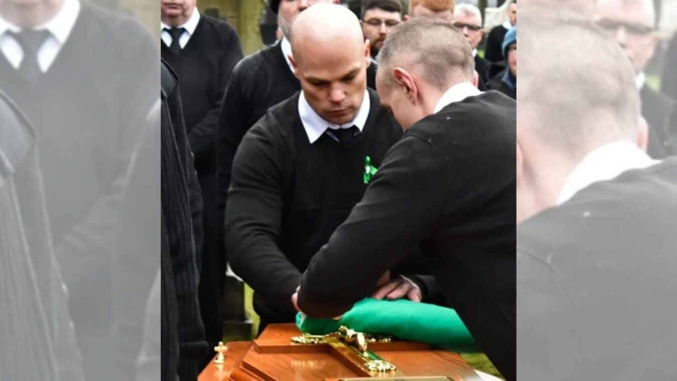 Naoise O'Conarain en un acto para conmemorar a Kevin Hannaway, voluntario del IRA.