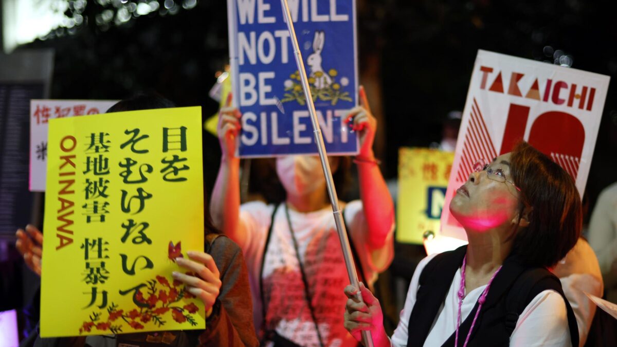 TOKYO (Japan), 05/10/2026.- People stage a rally in front of the Prime Minister Office in Tokyo, Japan, 05 October 2026. Protesters gathered in front of Prime Ministers Office after a 20-year-old US Marine stationed at the US militarys Futenma Air Station in Okinawa has been arrested on suspicion of robbery and murder of a local woman. (Protestas, Japón, Tokio) EFE/EPA/FRANCK ROBICHON