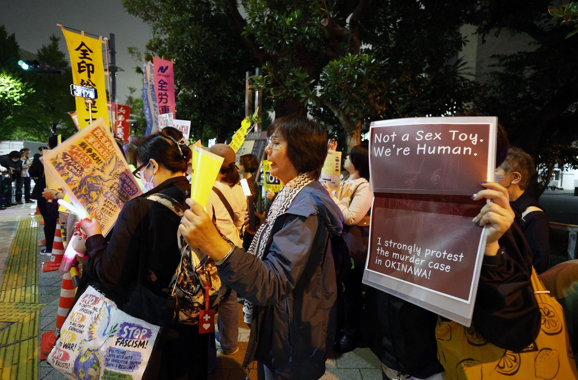 TOKYO (Japan), 05/10/2026.- People stage a rally in front of the Prime Minister Office in Tokyo, Japan, 05 October 2026. Protesters gathered in front of Prime Ministers Office after a 20-year-old US Marine stationed at the US militarys Futenma Air Station in Okinawa has been arrested on suspicion of robbery and murder of a local woman. (Protestas, Japón, Tokio) EFE/EPA/FRANCK ROBICHON