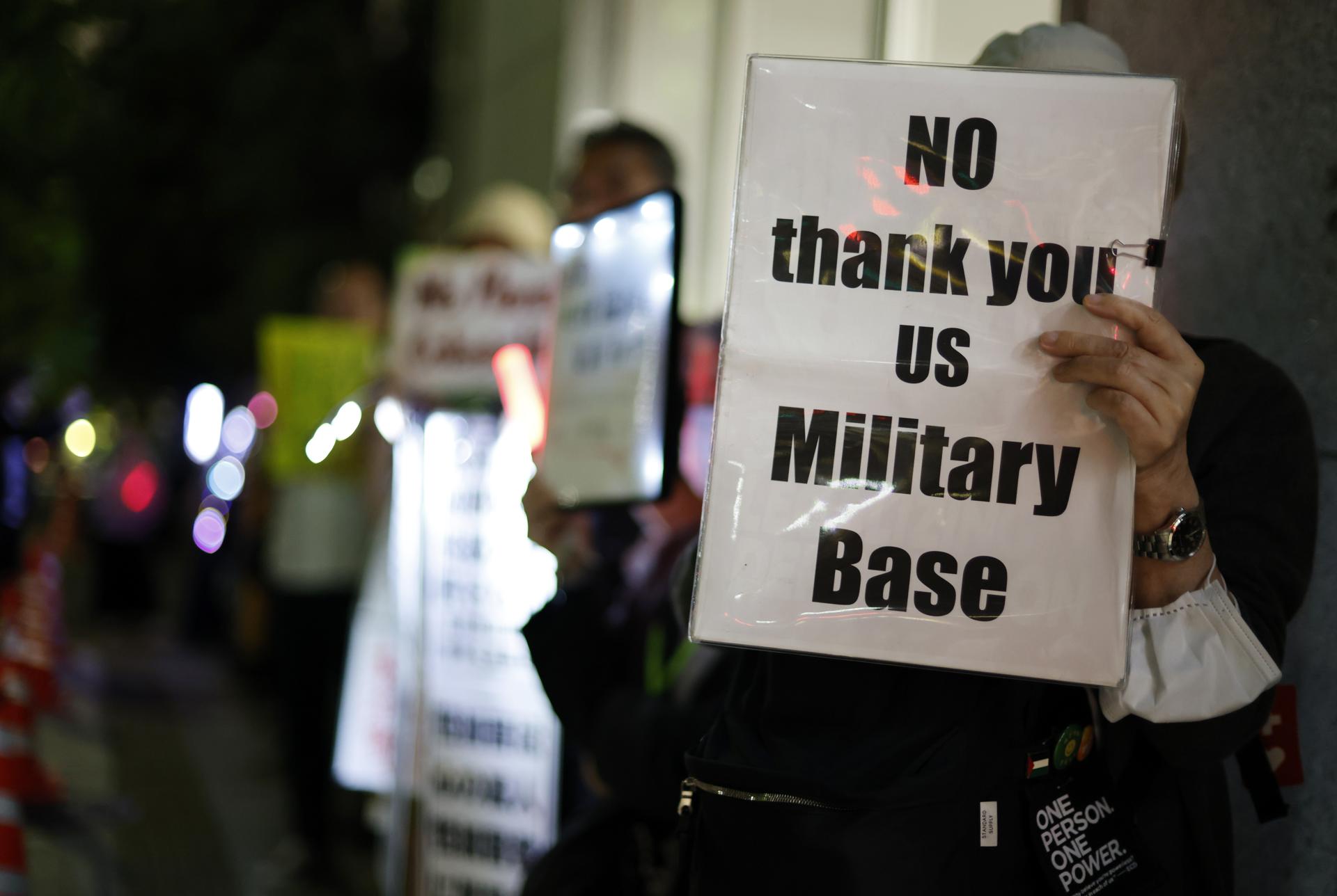 TOKYO (Japan), 05/10/2026.- People stage a rally in front of the Prime Minister Office in Tokyo, Japan, 05 October 2026. Protesters gathered in front of Prime Ministers Office after a 20-year-old US Marine stationed at the US militarys Futenma Air Station in Okinawa has been arrested on suspicion of robbery and murder of a local woman. (Protestas, Japón, Tokio) EFE/EPA/FRANCK ROBICHON
