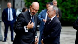 El presidente del Senado, Pedro Rollán, y el presidente de Ceuta, Juan Jesús Vivas, antes de iniciar el acto de imposición de las medallas de Oro de la Cámara Alta.