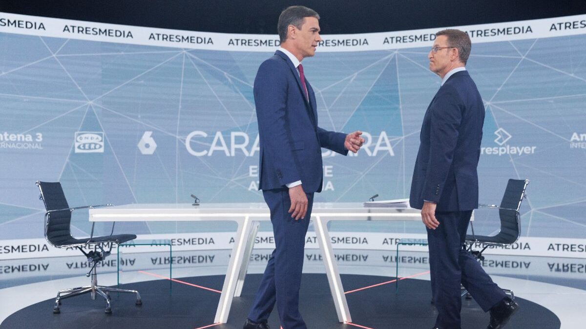 Pedro Sánchez y Alberto Núñez Feijóo en un debate cara a cara en 2023