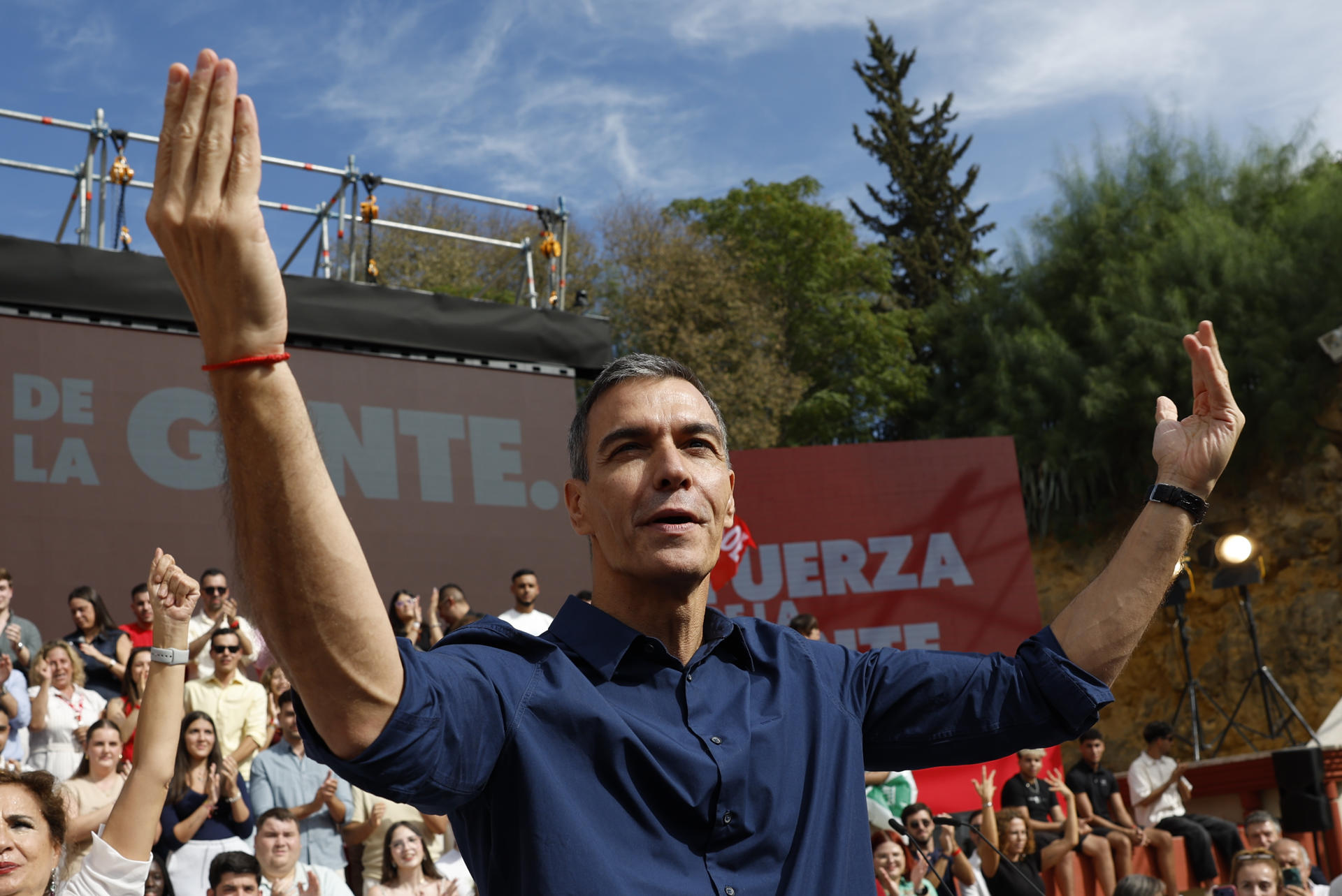 DOS HERMANAS (SEVILLA), 10/10/2026.- El secretario general del PSOE y presidente del Gobierno, Pedro Sánchez, participa en un acto de precampaña en Dos Hermanas. EFE/Julio Muñoz