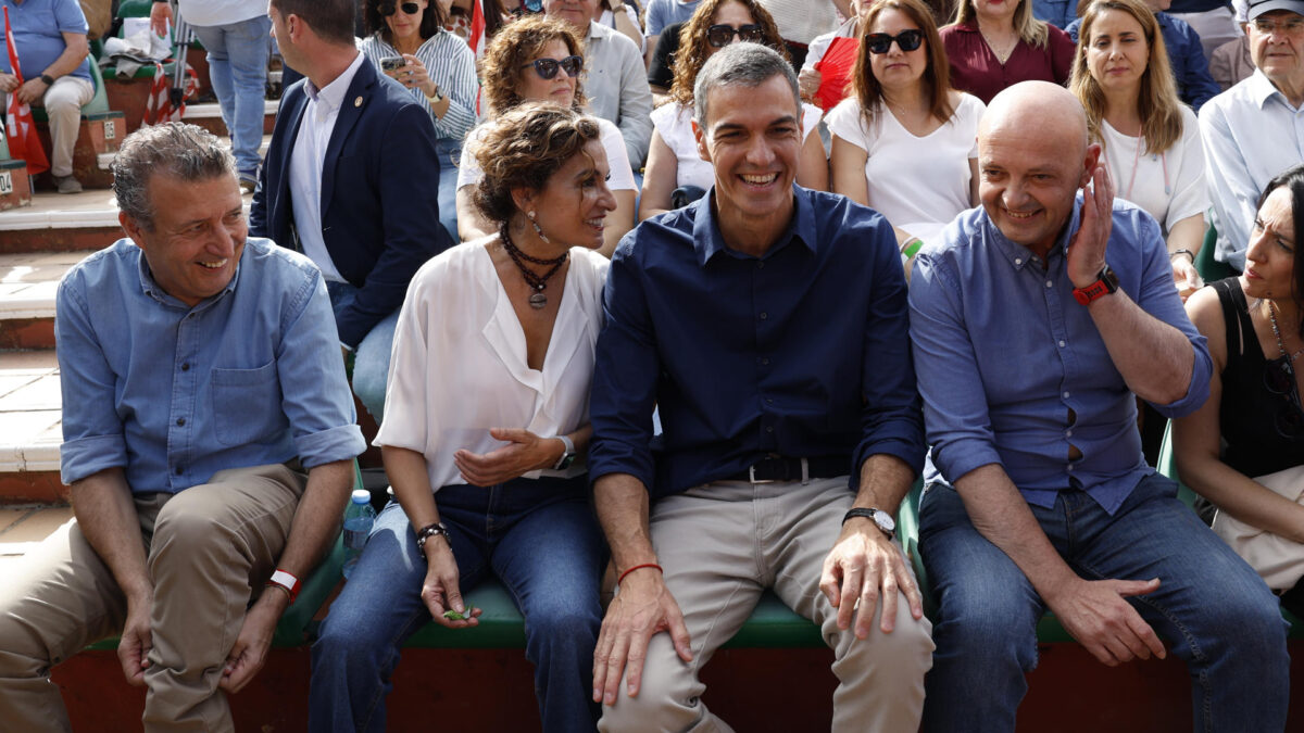 DOS HERMANAS (SEVILLA), 10/10/2026.- El secretario general del PSOE y presidente del Gobierno, Pedro Sánchez (2d), participa junto a la vicesecretaria general del PSOE y secretaria general del PSOE de Andalucía, María Jesús Montero (2i), en un acto de precampaña en Dos Hermanas. EFE/Julio Muñoz