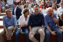 Sánchez acusa a la derecha de enfrentar a propietarios e inquilinos “para que no miremos a los aticazos y a los fondos buitre”