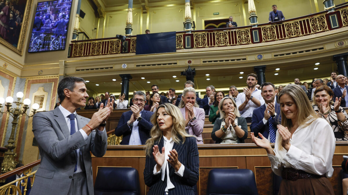 MADRID, 02/10/2026.- El presidente del Gobierno, Pedro Sánchez, aplaude a su llegada al Congreso de los Diputados para el pleno en el que se debate y vota los decretos de vivienda del Gobierno, este viernes. EFE/J.J. Guillén