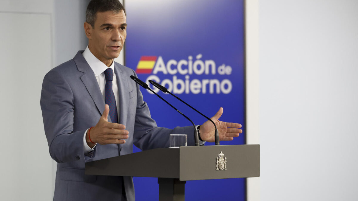 MADRID, 06/10/2026.- El presidente del Gobierno, Pedro Sánchez, comparece en rueda de prensa tras la reunión del Consejo de Ministros, este martes en el Palacio de la Moncloa. EFE/ Javier Lizon