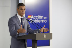 MADRID, 06/10/2026.- El presidente del Gobierno, Pedro Sánchez, comparece en rueda de prensa tras la reunión del Consejo de Ministros, este martes en el Palacio de la Moncloa. EFE/ Javier Lizon