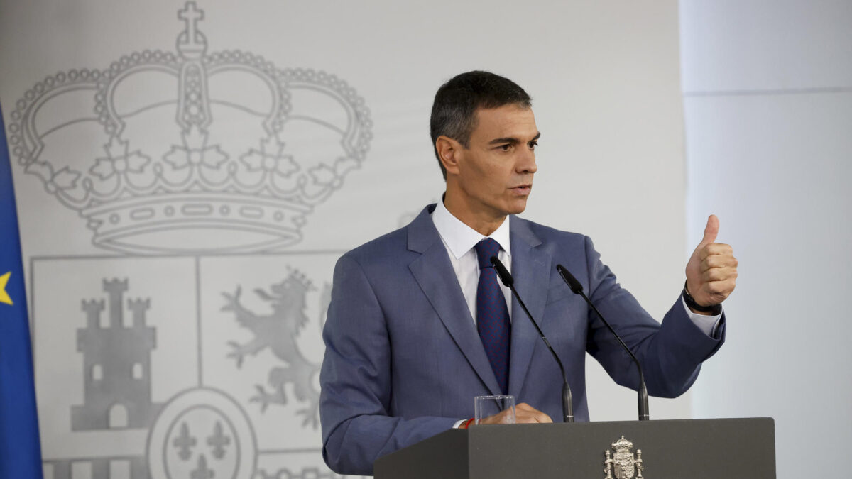 MADRID, 06/10/2026.- El presidente del Gobierno, Pedro Sánchez, comparece en rueda de prensa tras la reunión del Consejo de Ministros, este martes en el Palacio de la Moncloa. EFE/ Javier Lizon