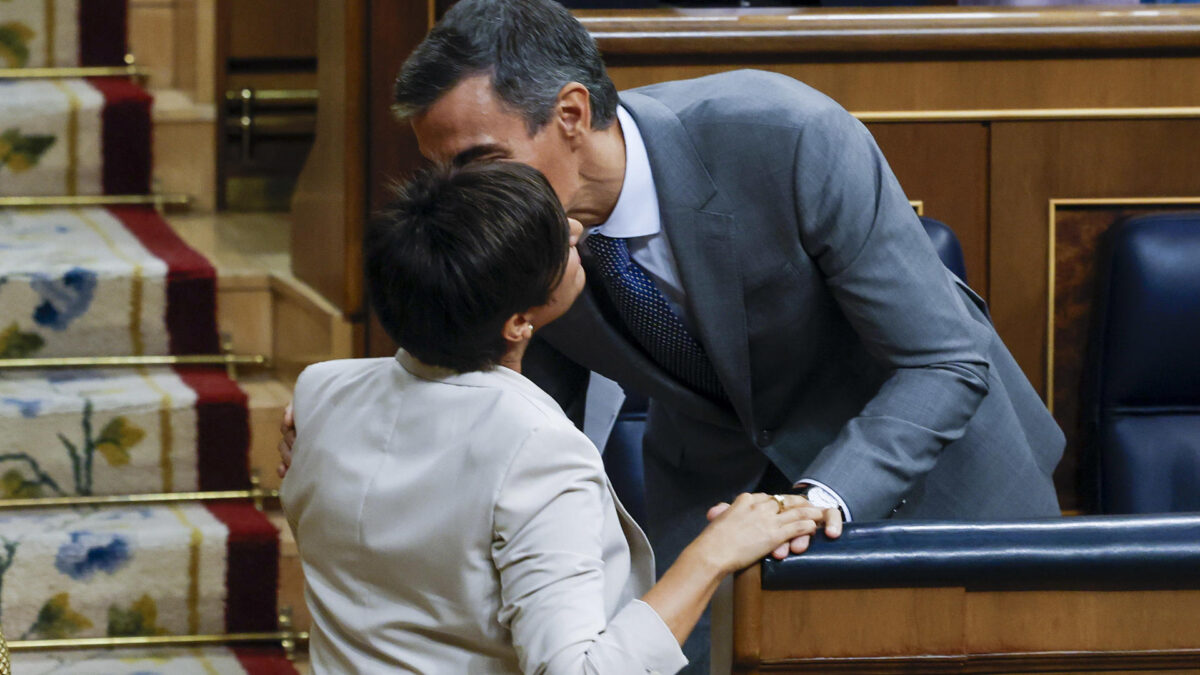 MADRID, 02/10/2026.- La ministra de Vivienda, Isabel Rodríguez (i, de espaldas), recibe la felicitación del presidente del Gobierno, Pedro Sánchez (d), tras su discurso en el pleno en el que se debate y vota los decretos de vivienda del Gobierno celebrado este viernes en el Congreso de los Diputados en Madrid. EFE/JJ Guillén