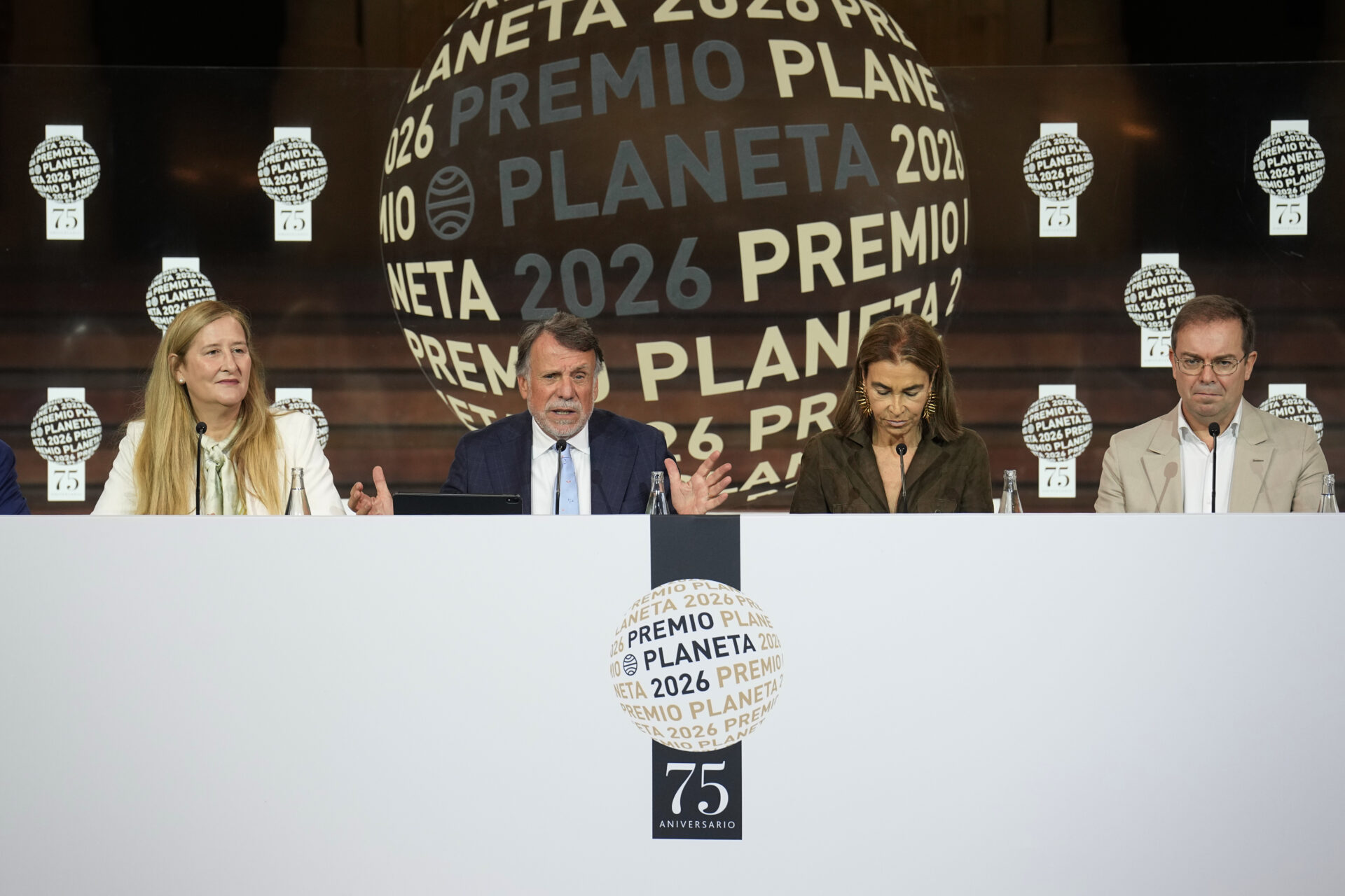 GRAFCAT7155. BARCELONA, 14/10/2026.- El presidente del grupo Planeta, José Creuheras, y los miembros del jurado: Carmen Posadas (2d), Javier Sierra (d) y Luz Sabas (i), durante la rueda de prensa de presentación de la 75 edición del Premio Planeta, que se entregará mañana en Barcelona. EFE/Alejandro García