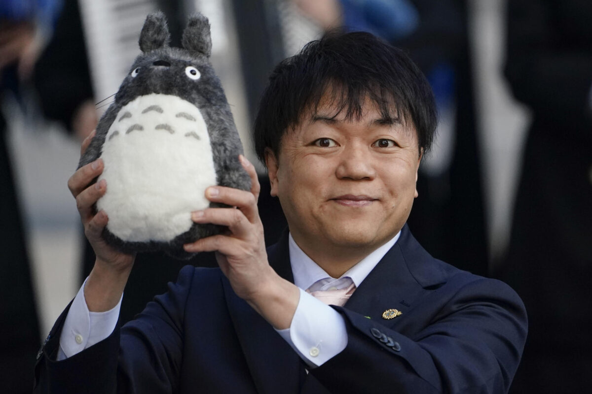 OVIEDO, 23/10/2026.- Kenichi Yoda, representantes de Studio Ghibli, galardonado con el Premio Comunicación y Humanidades, a su llegada a la ceremonia de entrega de los Premios Princesa de Asturias 2026 que se celebra este viernes en el Teatro Campoamor de Oviedo. EFE/ Paco Paredes