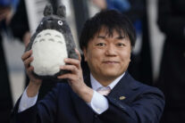 OVIEDO, 23/10/2026.- Kenichi Yoda, representantes de Studio Ghibli, galardonado con el Premio Comunicación y Humanidades, a su llegada a la ceremonia de entrega de los Premios Princesa de Asturias 2026 que se celebra este viernes en el Teatro Campoamor de Oviedo. EFE/ Paco Paredes