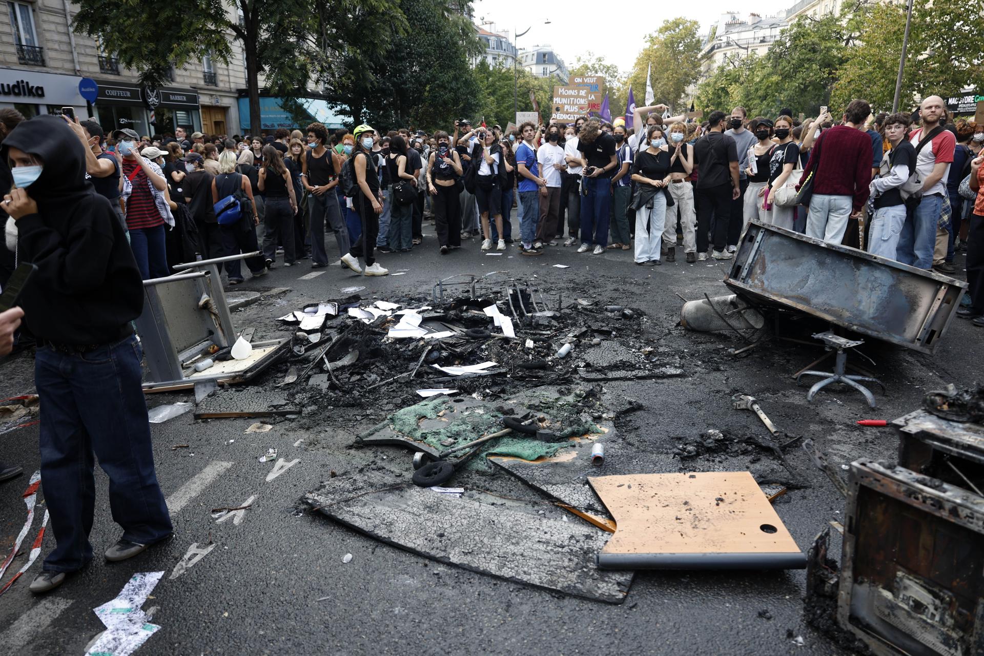 PARIS (France), 06/10/2026.- Clashes broke out at the end of the demonstration of high school students and members of education unions during a national day of protests over school condition in Paris, France, 06 October 2026. A wave of protests sweeps across France against severe teacher shortages, overcrowded classrooms, a lack of resources, and poor learning conditions ahead of upcoming national budget decisions. (Protestas, Francia) EFE/EPA/MOHAMMED BADRA