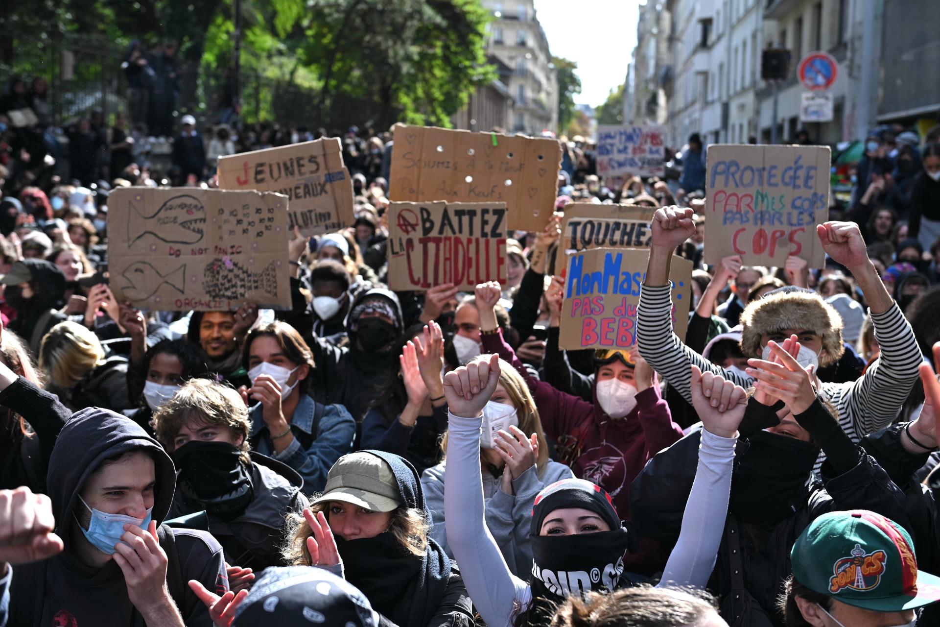 PARIS (France), 08/10/2026.- Students hold up placards as they demonstrate outside Pantheon-Assas University, in Paris, France, 08 October 2026. A wave of nationwide protests by high school students has been sweeping across France since late September 2026, later joined by university students, over severe teacher shortages, overcrowded lecture halls and classrooms, resource deficits, and poor learning conditions. (Protestas, Francia) EFE/EPA/FIRAS ABDULLAH
