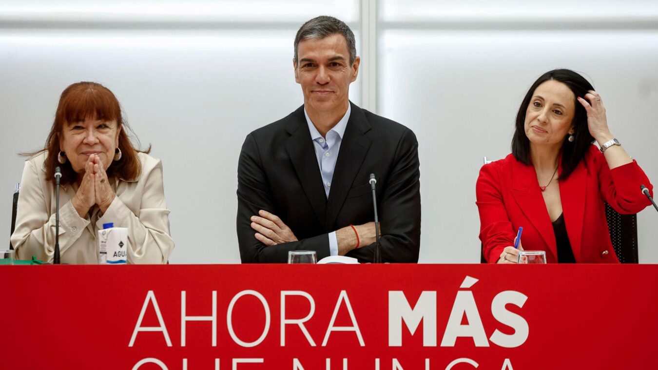 Cristina Narbona, Pedro Sánchez y Rebeca Torró.