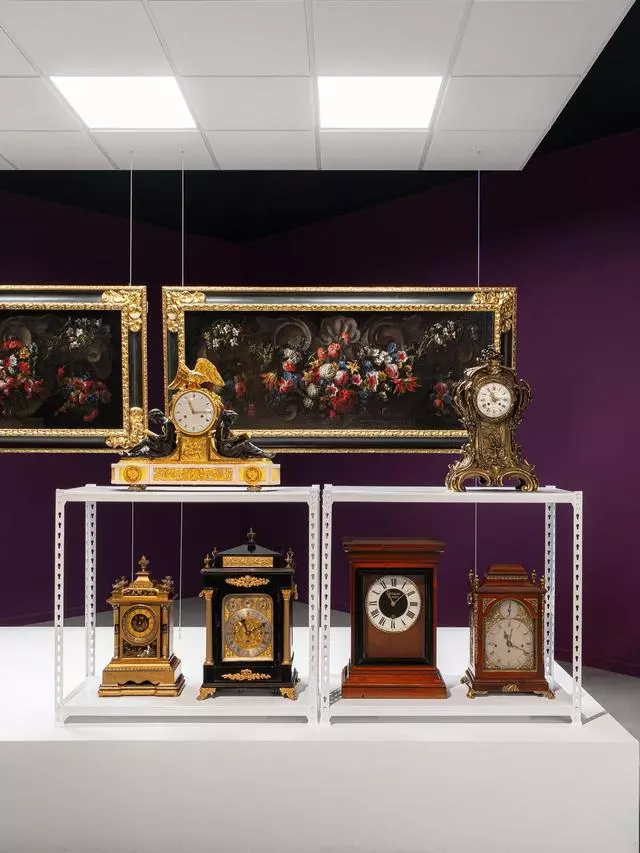 La muestra incorpora procesos que permanecen fuera de la vista, como el mantenimiento de seis relojes históricos