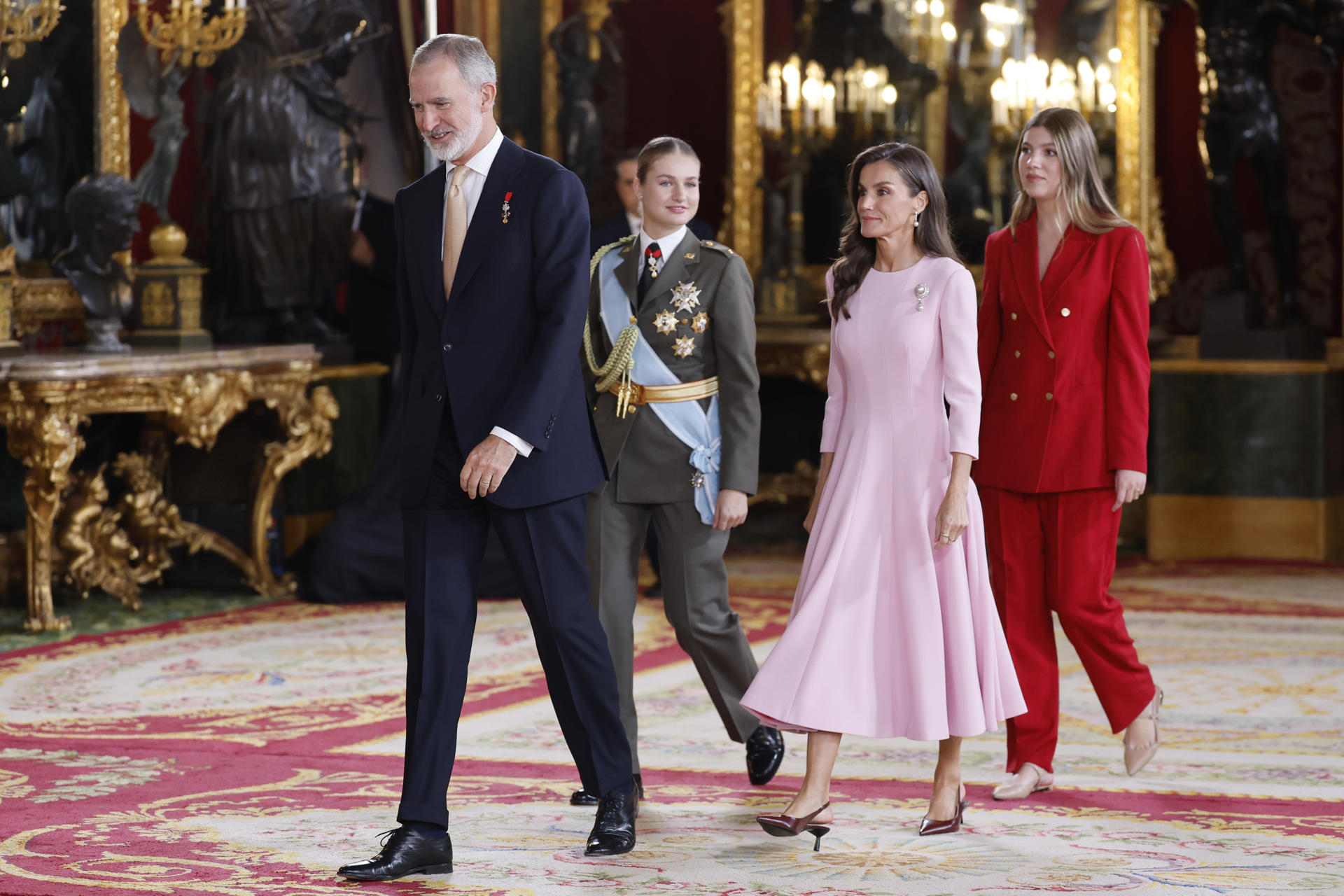 FOTODELDÍA MADRID, 12/10/2026.- El rey elipe VI, la princesa Leonor, la reina Letizia y la infanta Sofía a su llegada al besamanos celebrado en el Palacio Real durante la recepción de la Fiesta Nacional, este lunes, en Madrid. EFE/Mariscal