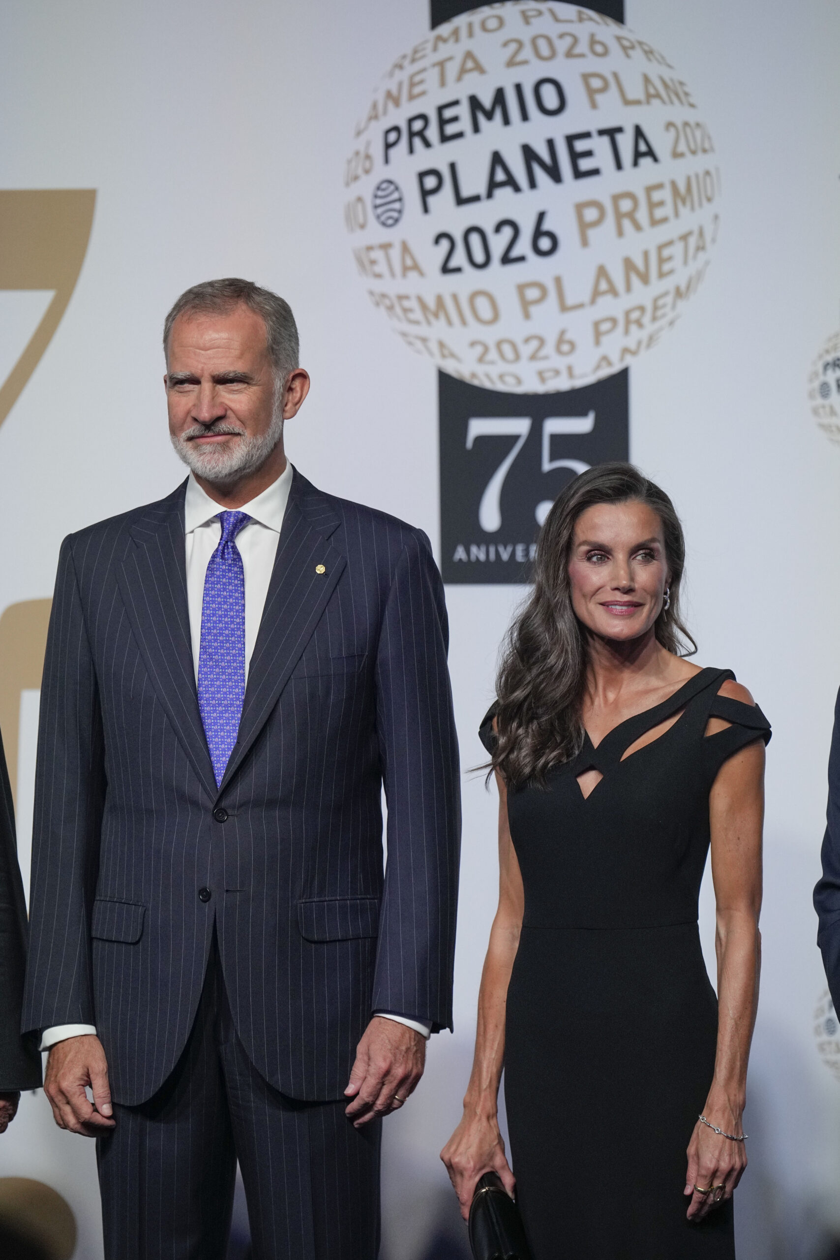 BARCELONA, 15/10/2026.- Los reyes de España Felipe y Letizia posan a su llegada a la 75 edición del Premio Planeta de novela, al que optan nueve finalistas y que se desvelará esta noche de jueves en Barcelona. EFE/ Alejandro García