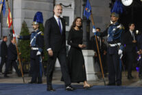 OVIEDO, 23/10/2026.- El rey Felipe VI y la reina Letizia a la finalización de la ceremonia de entrega de los Premios Princesa de Asturias 2026 que se ha celebrado este viernes en el Teatro Campoamor de Oviedo. EFE/ Ballesteros.