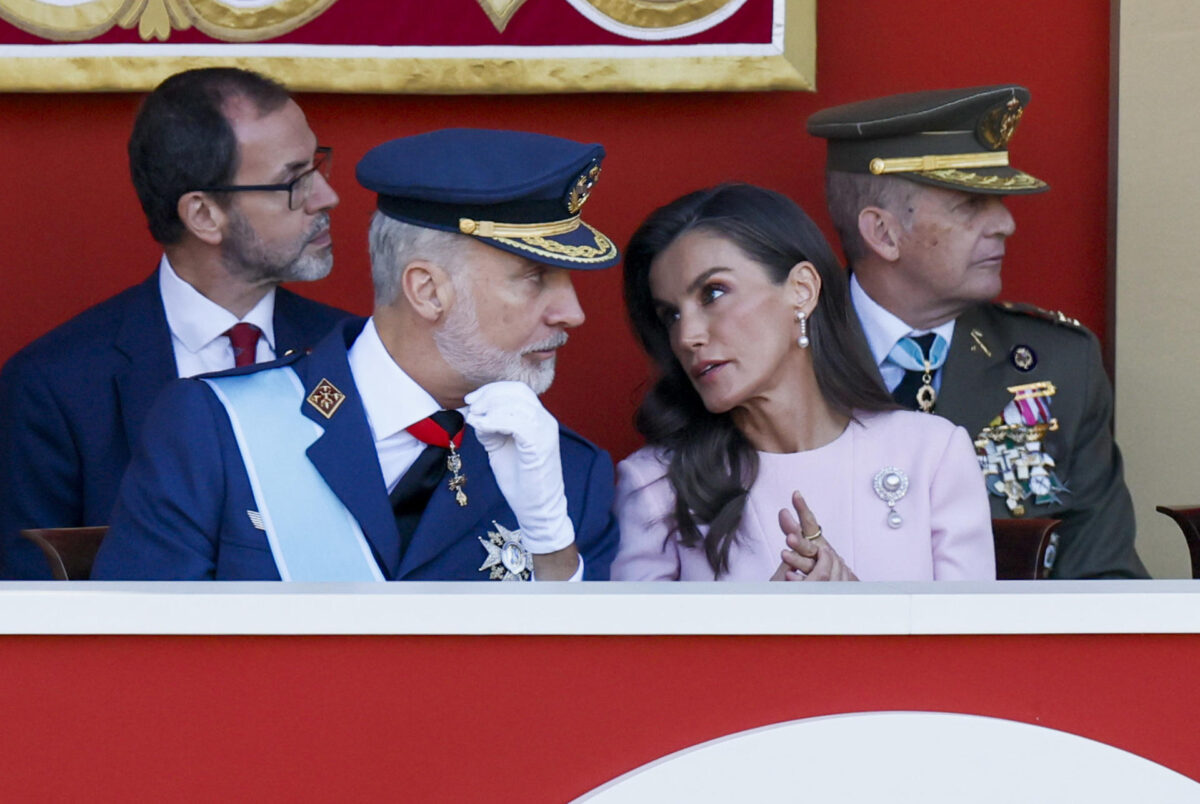 MADRID, 12/10/2026.- El rey Felipe VI (i) y la reina Letizia (d) durante el tradicional desfile militar por las calles del centro de Madrid en el que participan casi 4.400 militares, 144 vehículos, 39 motos, 50 aviones y 32 helicópteros, este lunes Día de la Fiesta Nacional. EFE/ Ballesteros